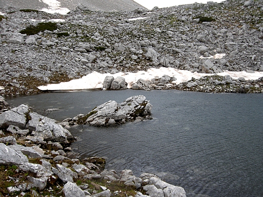 Immagine insolita: Monte Meta con il lago